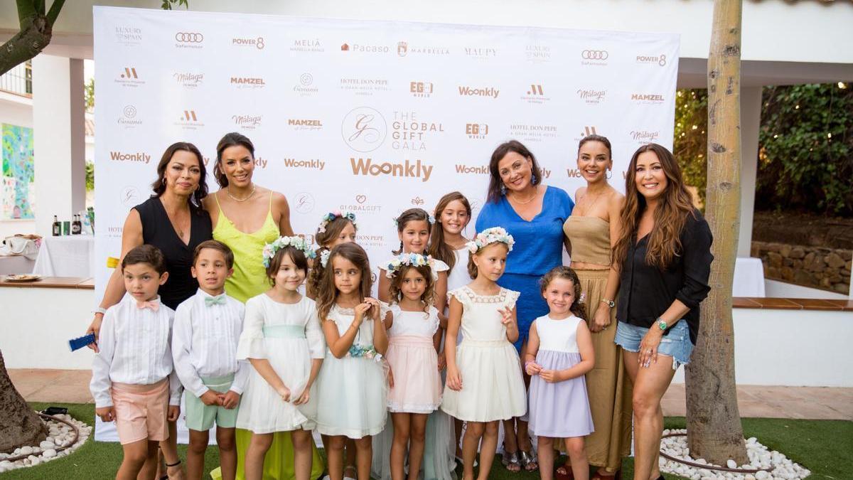 Eva Longoria y Chenoa, junto a algunos de los modelos que participaron en el desfile inclusivo.