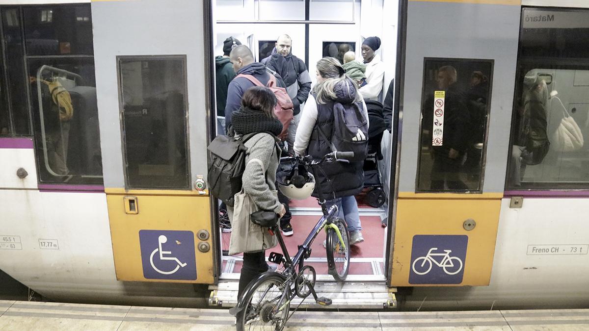 Usuarios de Rodalies en un tren de la R1 en Mataró