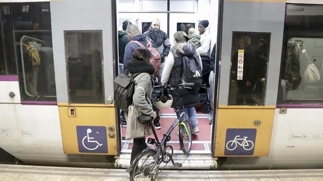 Usuarios de Rodalies en un tren de la R1 en Mataró