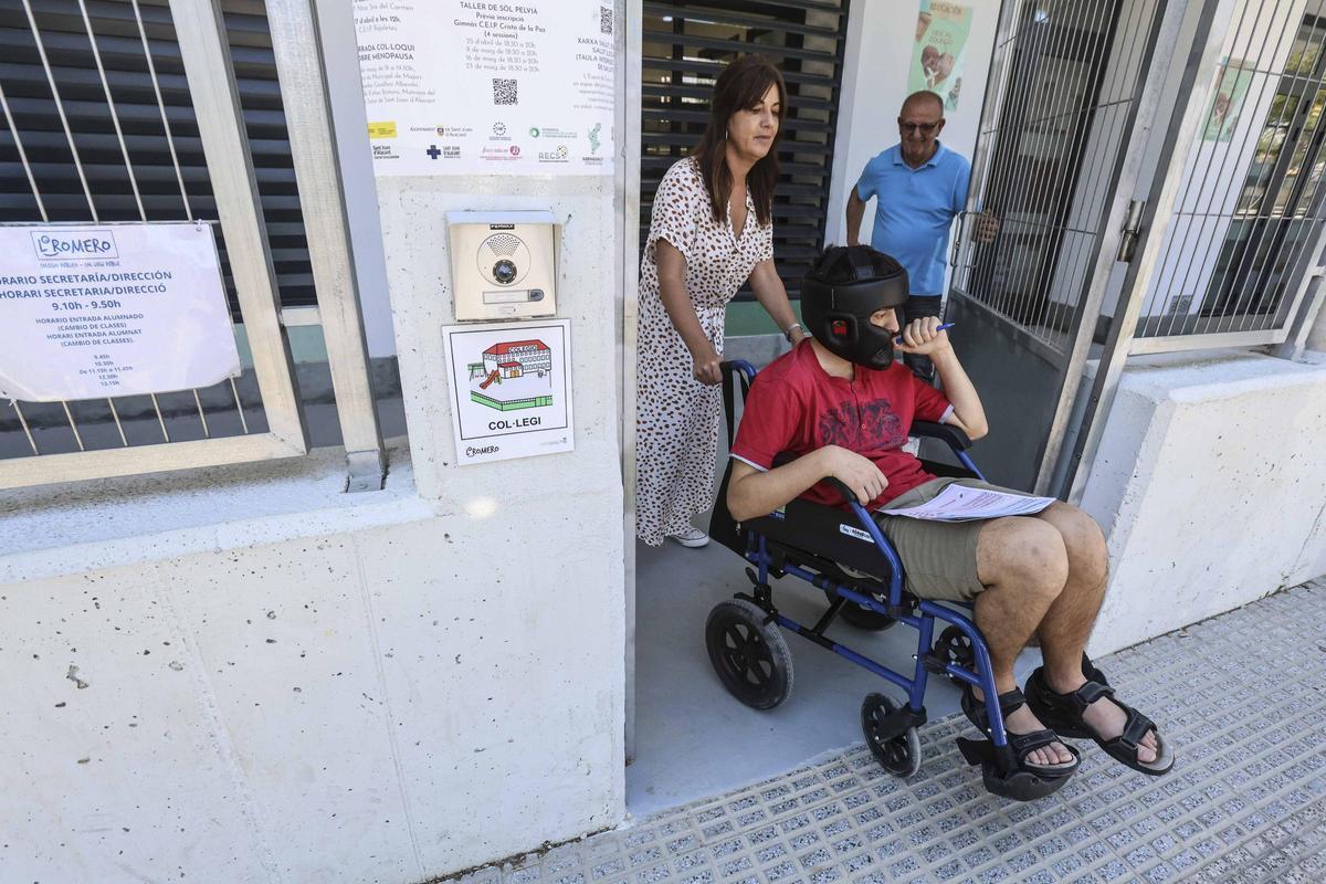 Personas con discapacidad intelectual validan la accesibilidad de los colegios electorales en Sant Joan