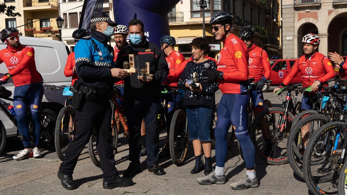 Los bomberos murcianos entregan trofeos a compañeros, Ayuntamiento y Policía Municipal