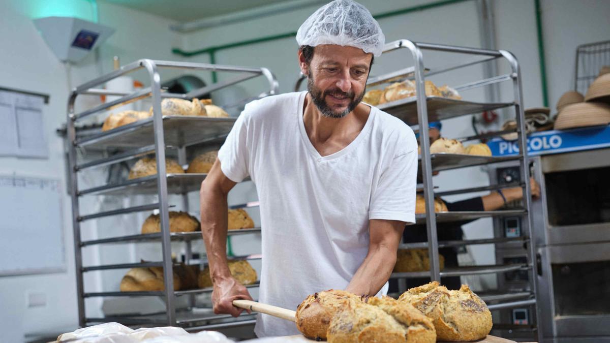 Un panadero saca el pan del horno en un establecimiento de Santa Cruz de Tenerife.