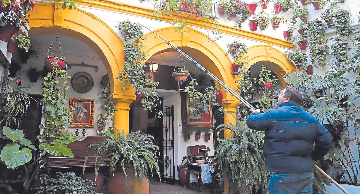 Ignacio Álvarez, de San Basilio 44, cuidando de su patio.