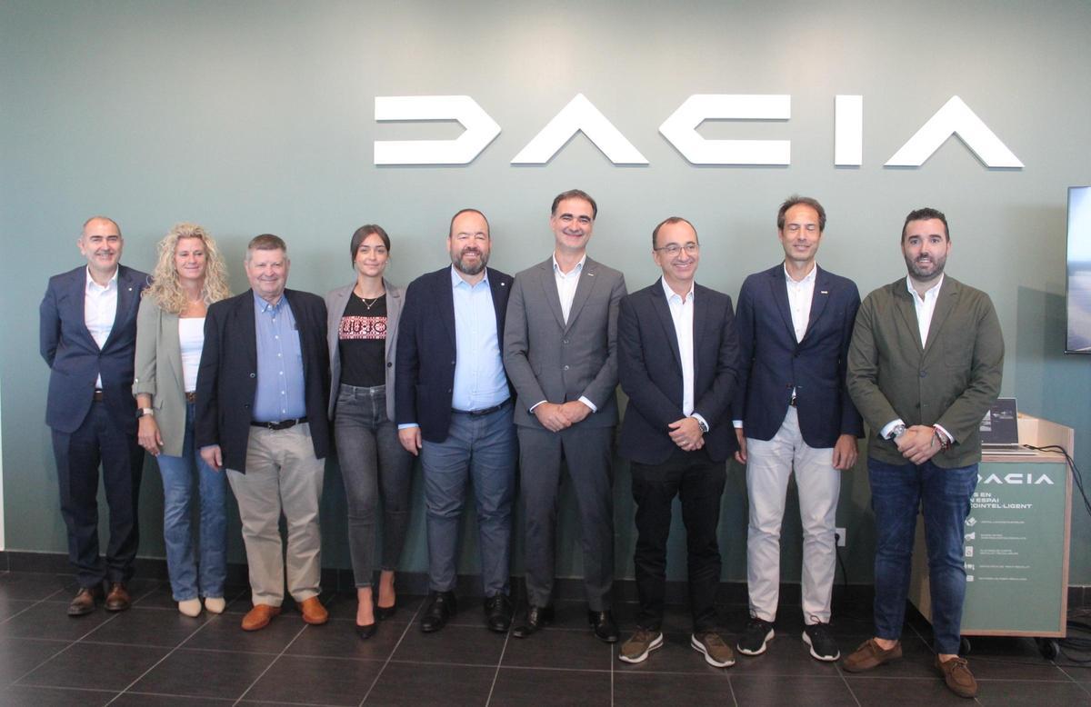 La família espígol amb els directius de Dacia en el concessionari de Vilatenim
