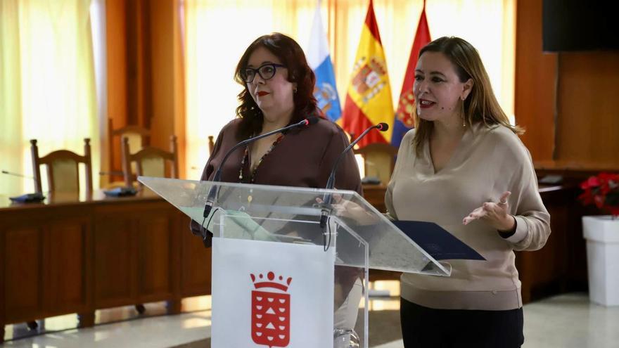 La consejera regional de Educación, Manuela Armas (i) y la presidenta del Cabildo lanzaroteño, María Dolores Corujo, ayer.