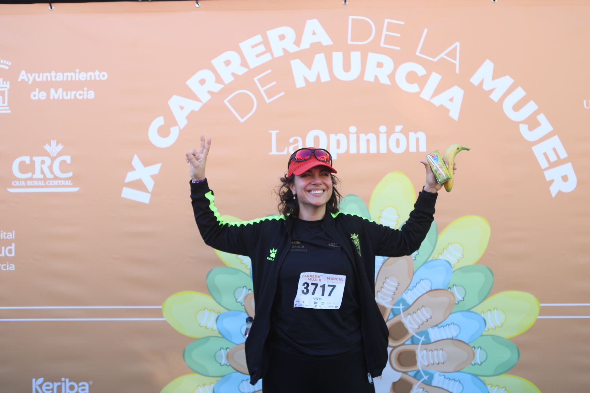 Las participantes posan en el photocall tras finalizar la Carrera de la mujer de Murcia