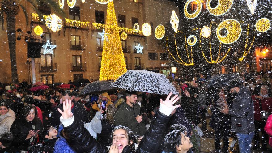 Elche enciende la Navidad con una gran "nevada" y... lluvia intermitente