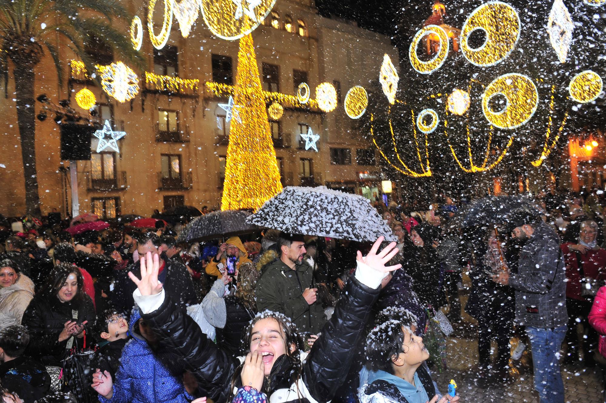 Elche enciende la Navidad con una gran "nevada" y... lluvia intermitente