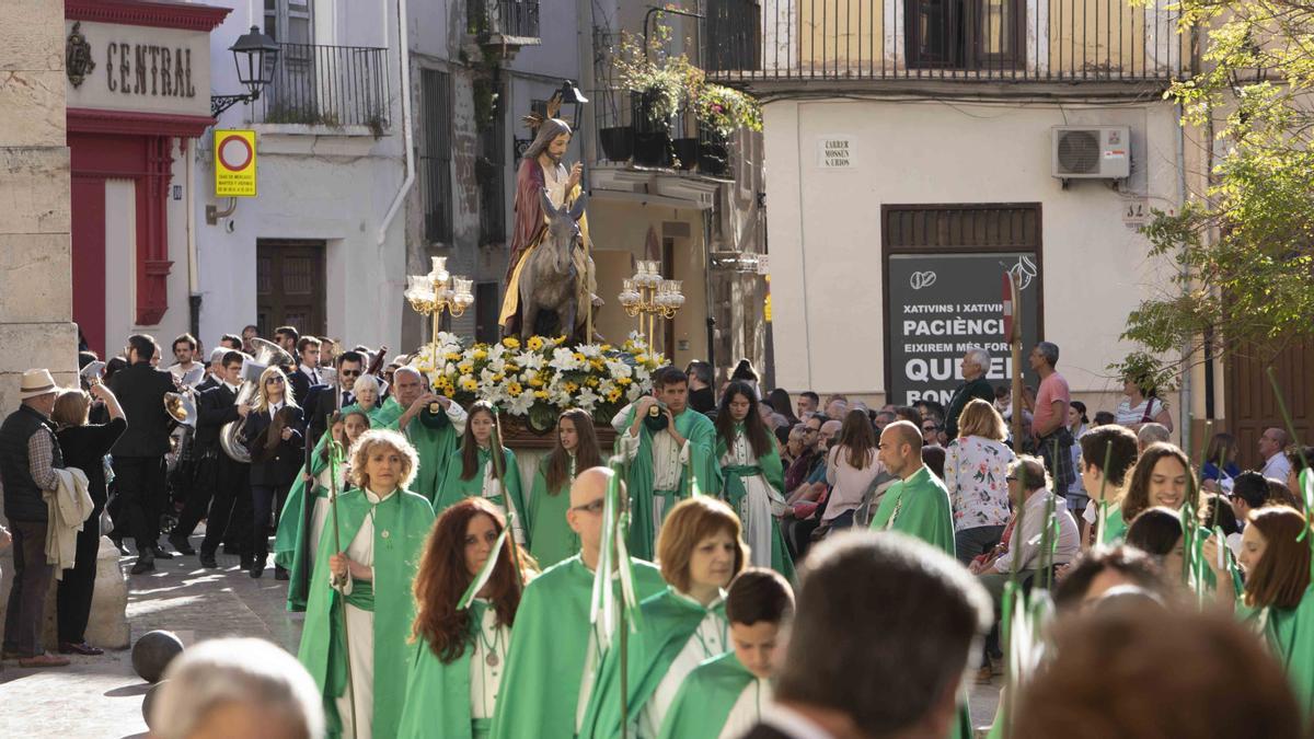 El tiempo acompaña en las procesiones del Viernes Santo en Xàtiva