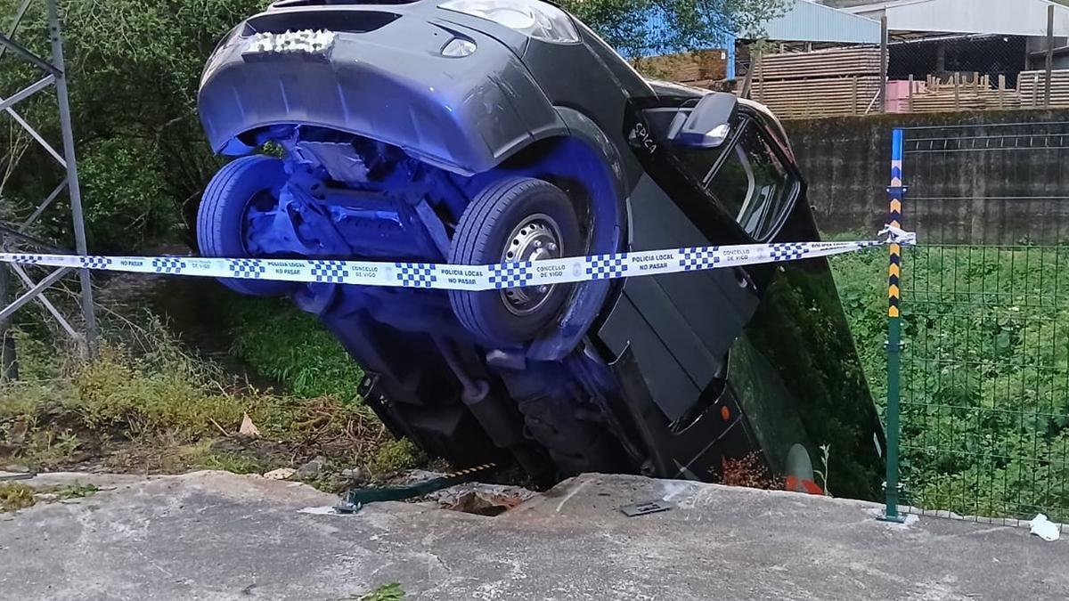 El autobús cayó por el terraplén tras tirar la verja que delimita la nave