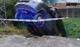 Rescatada la conductora de un bus que quedó colgando sobre el Lagares