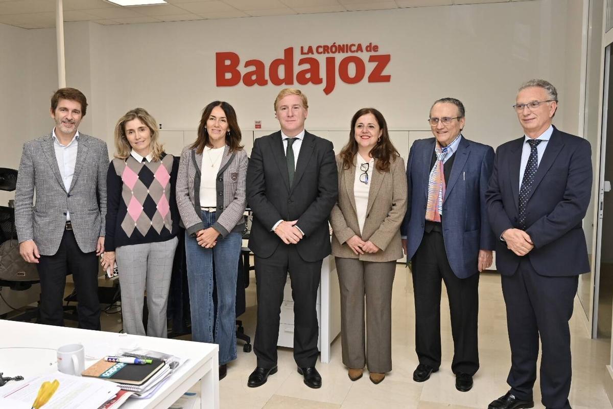 Sergi Guillot, director general de Prensa Ibérica; Ainoha Moll, directora editorial de Prensa Ibérica; María Ortiz, directora de Prensa Ibérica en Extremadura; Ignacio Gragera, alcalde de Badajoz; Ascensión Romansanta, directora de La Crónica de Badajoz; Javier Moll, presidente de Prensa Ibérica y José Luis Quintana, delegado del Gobierno en Extremadura.