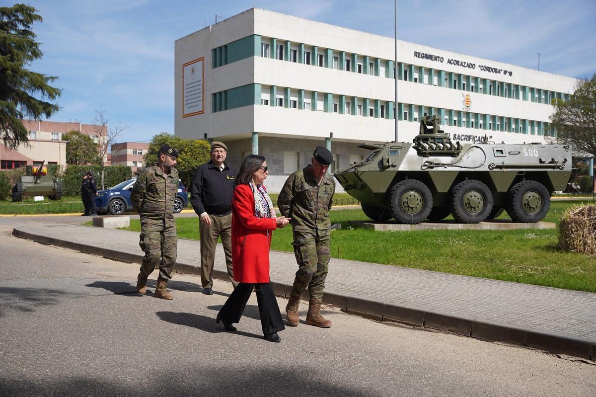 La ministra Margarita Robles durante su visita a la Brigada Guzmán el Bueno X en la base de Cerro Muriano en Córdoba, este jueves.