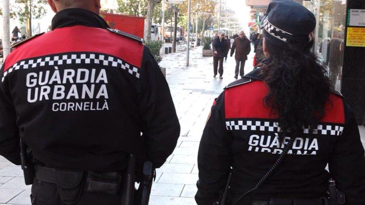 Una pareja de agentes de la Guardia Urbana de Cornellà patrullando