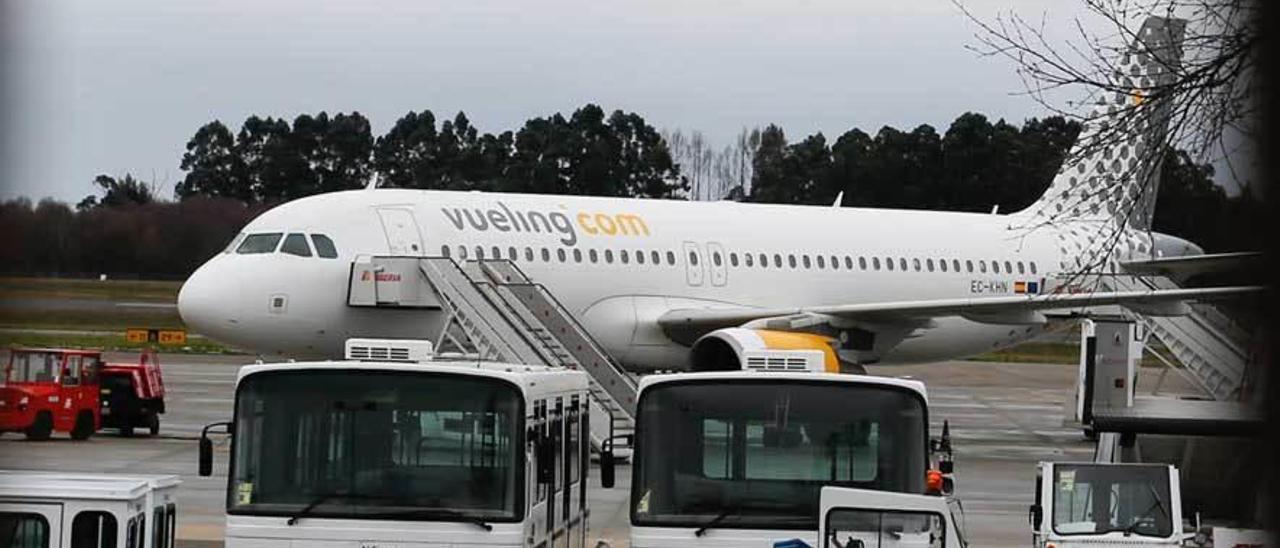 Un avión de Vueling, en el aeropuerto de Asturias.