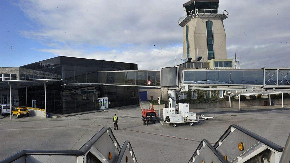 Vista de las instalaciones del aeropuerto de Alvedro.