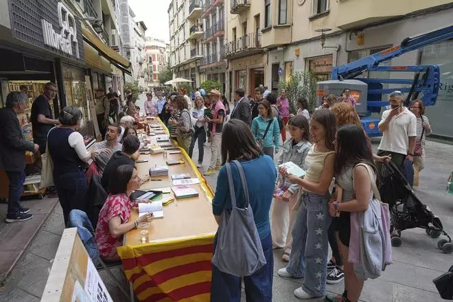 Les imatges de l'ambient previ a Sant Jordi a la Llibreria 22