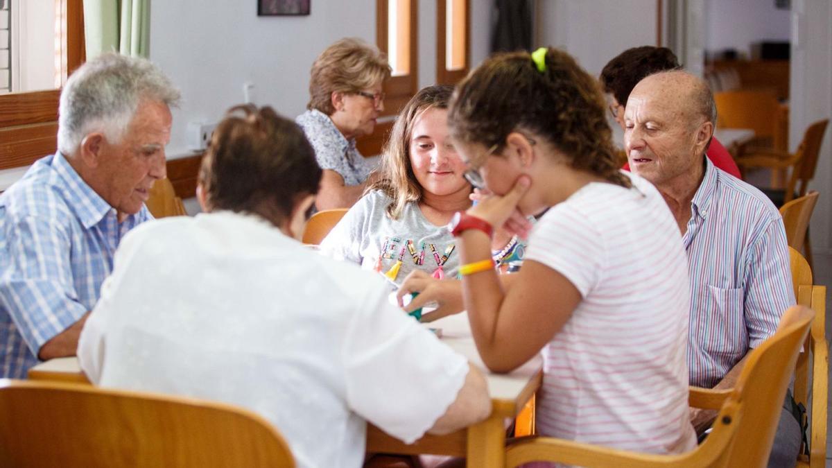 Imagen de archivo de abuelos y nietos entreteniéndose con juegos de mesa en las fiestas de Jesús.