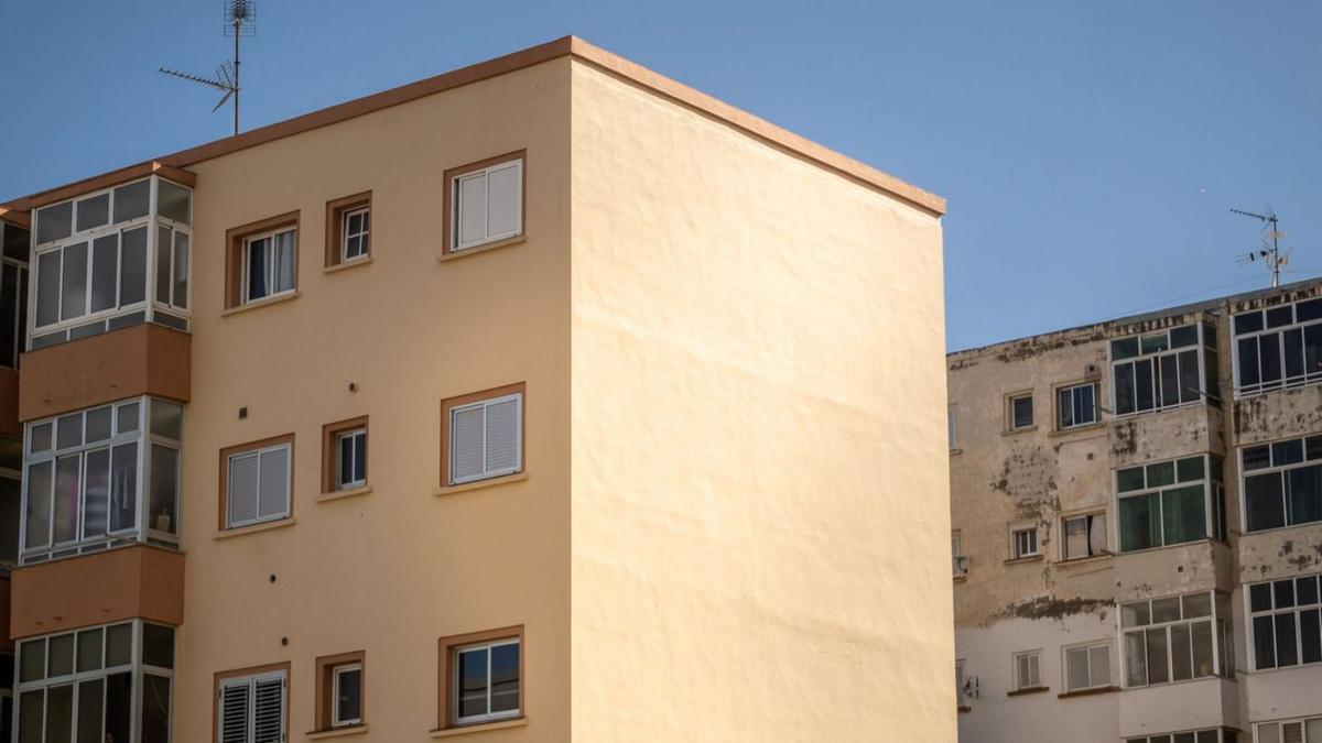 Bloques de viviendas en el barrio de La Salud, en la capital tinerfeña. | | ANDRÉS GUTIÉRREZ