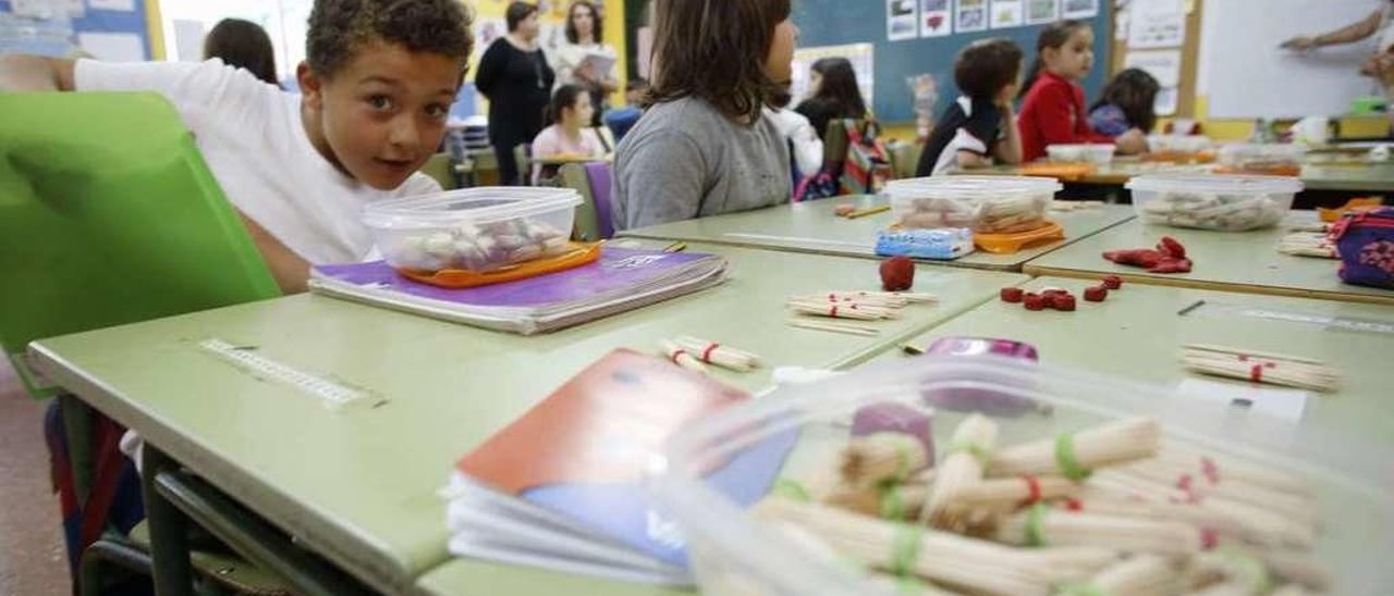 Alumnos trabajando con palillos y trozos de plastilina en su clase de Matemáticas en el Marcos del Torniello.