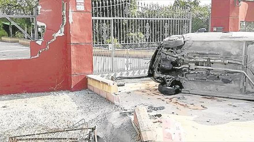 Un joven resulta herido leve tras salirse de la vía y colisionar contra un muro