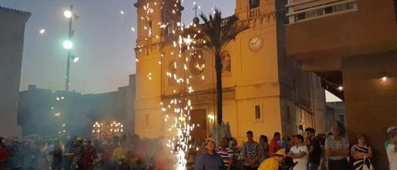 Un momento de la procesión del fuego de Benifaió.