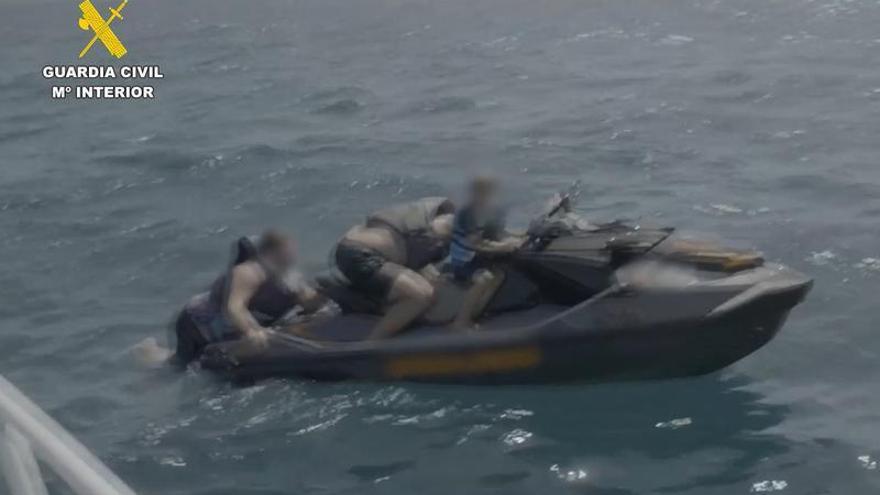 VÍDEO: La Guàrdia Civil socorre una parella i el fill menor després de bolcar en moto aquàtica a Empuriabrava