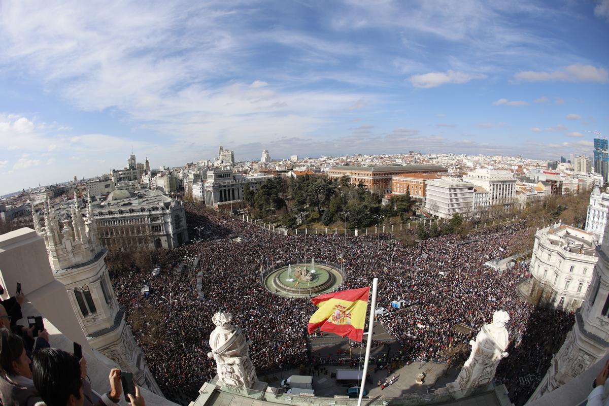 MADRID, 12/02/2023.- Vista general de la manifestación en defensa de la sanidad pública, este domingo en la Plaza de Cibeles en Madrid. EFE/Rodrigo Jiménez