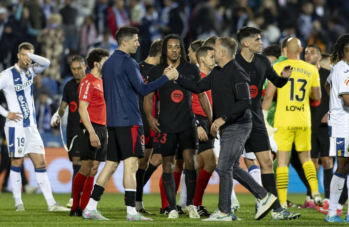 Hansi Flick saltó al césped a felicitar a sus jugadores al final.