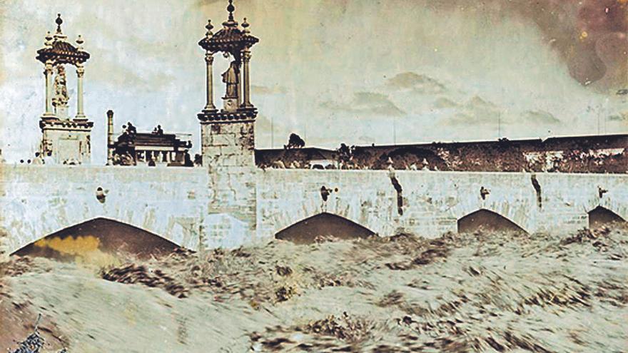 La avenida del  río Turia del 10  de noviembre  de 1897