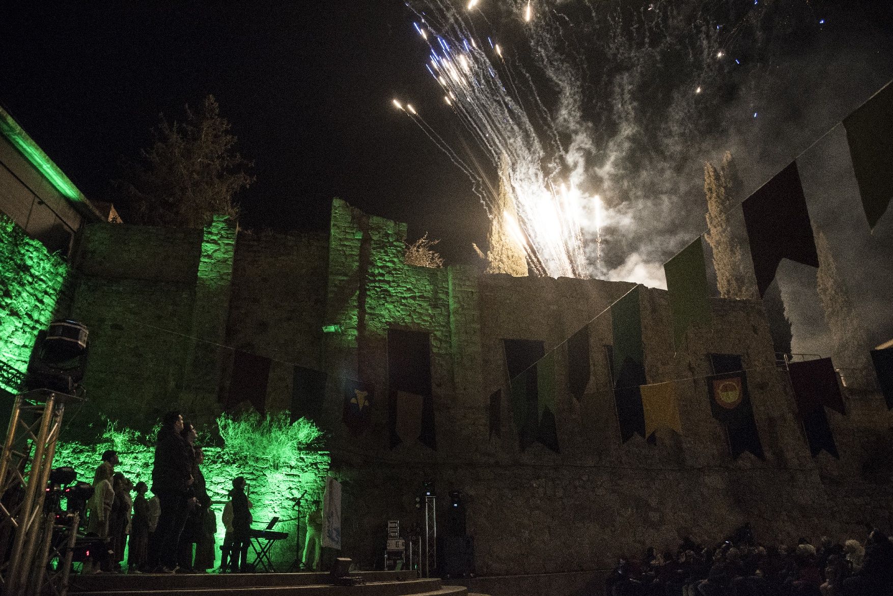 Un espectacle molt visual amb castell de focs final relleva l’obra al Carme
