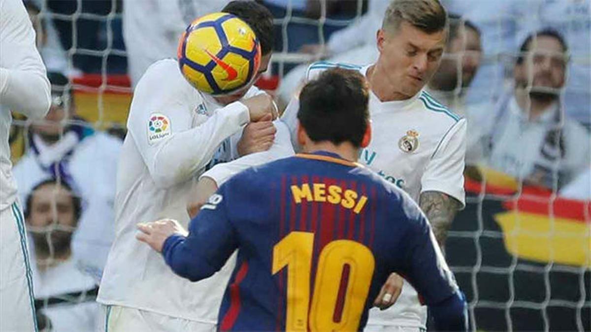 LALIGA | Real Madrid - FC Barcelona (0-3): Balonazo de Messi a Cristiano