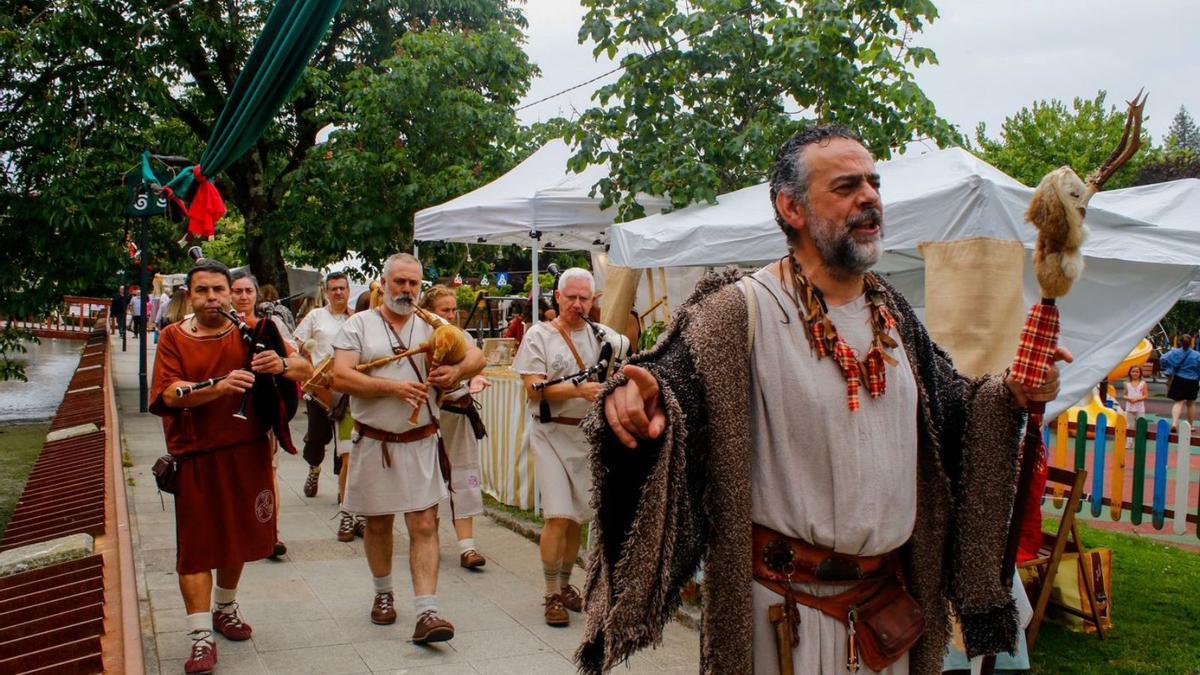 Un momento del desfile de música celta en A Xunqueira  | // IÑAKI ABELLA 