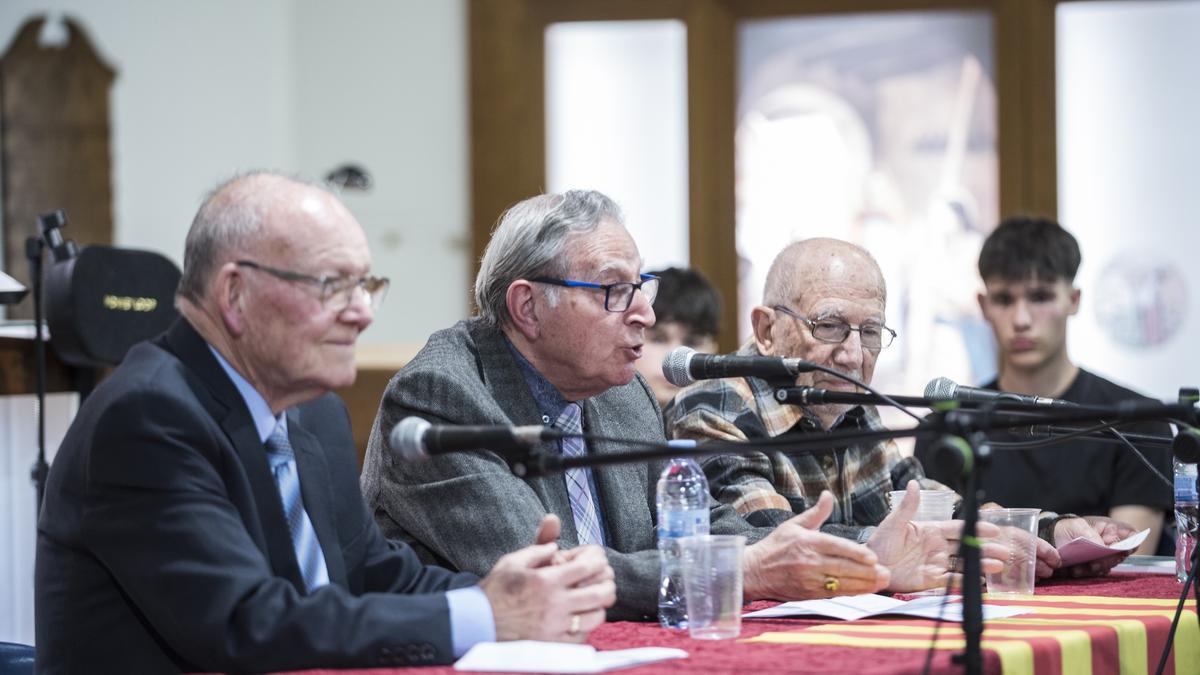 Els autors del llibre durant la presentació