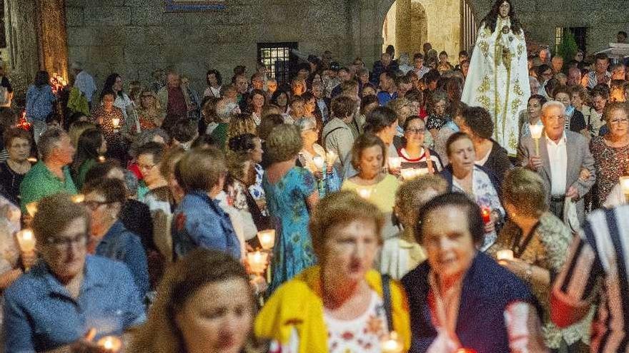 Feligreses en la Procesión de la Luz en la ciudad de Ourense. // Carlos Peteiro