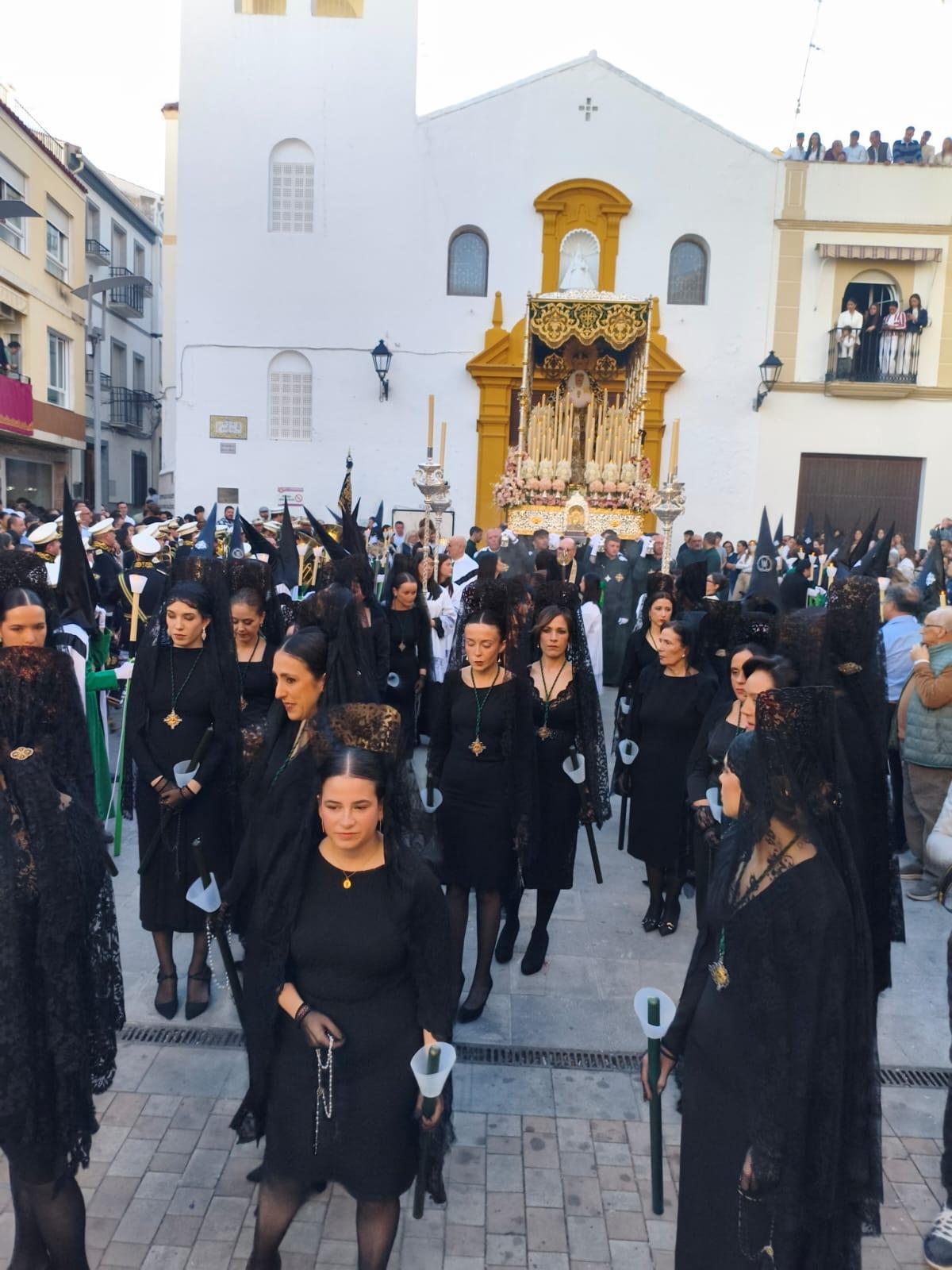 Mujeres con mantilla en la procesión de la Soledad del sábado.