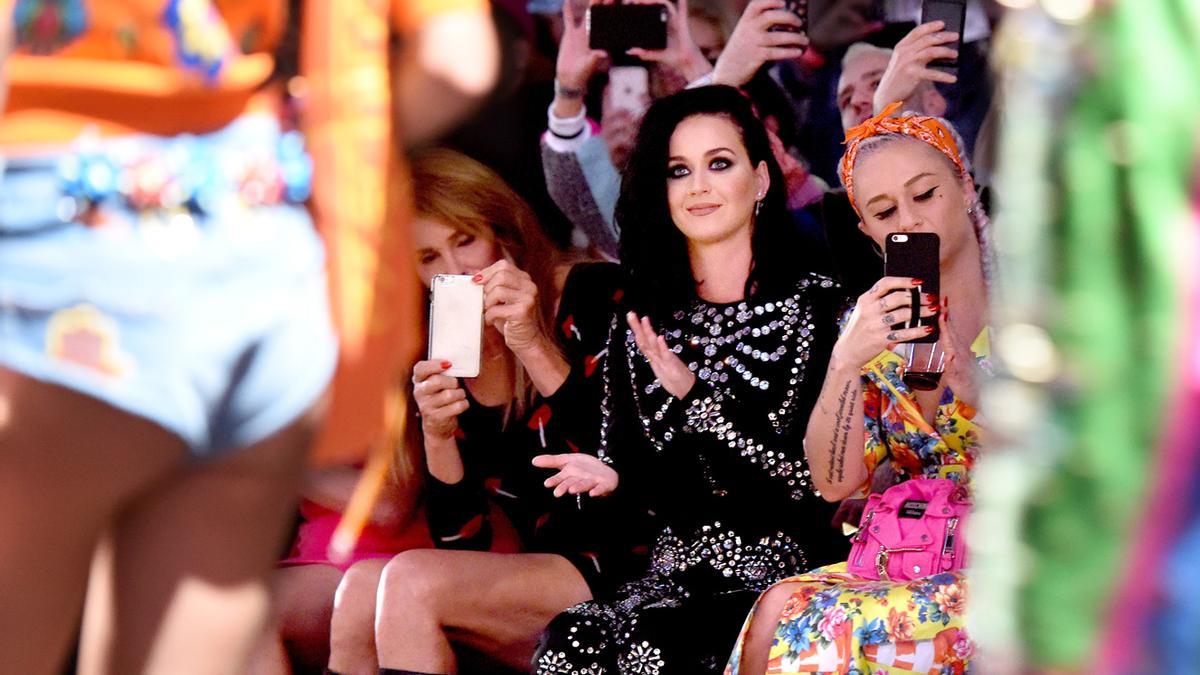 Caitlyn Jenner y Katy Perry en el desfile crucero 2017 de Moschino