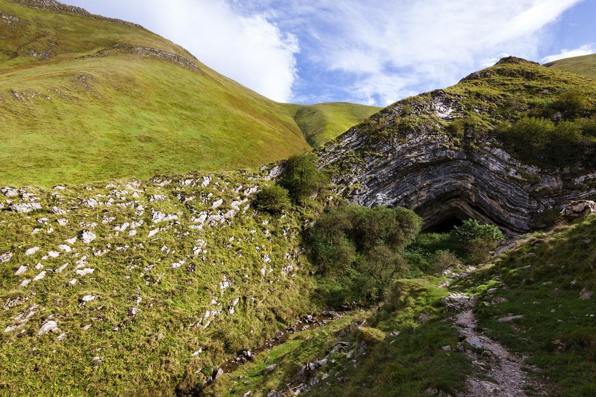La Cueva de Arpea en una de las rutas de senderismo en la Selva de Irati