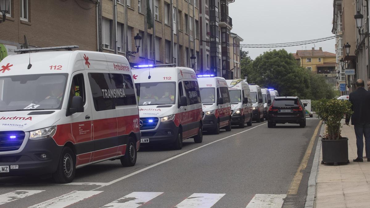 Varias ambulancias, en caravana.