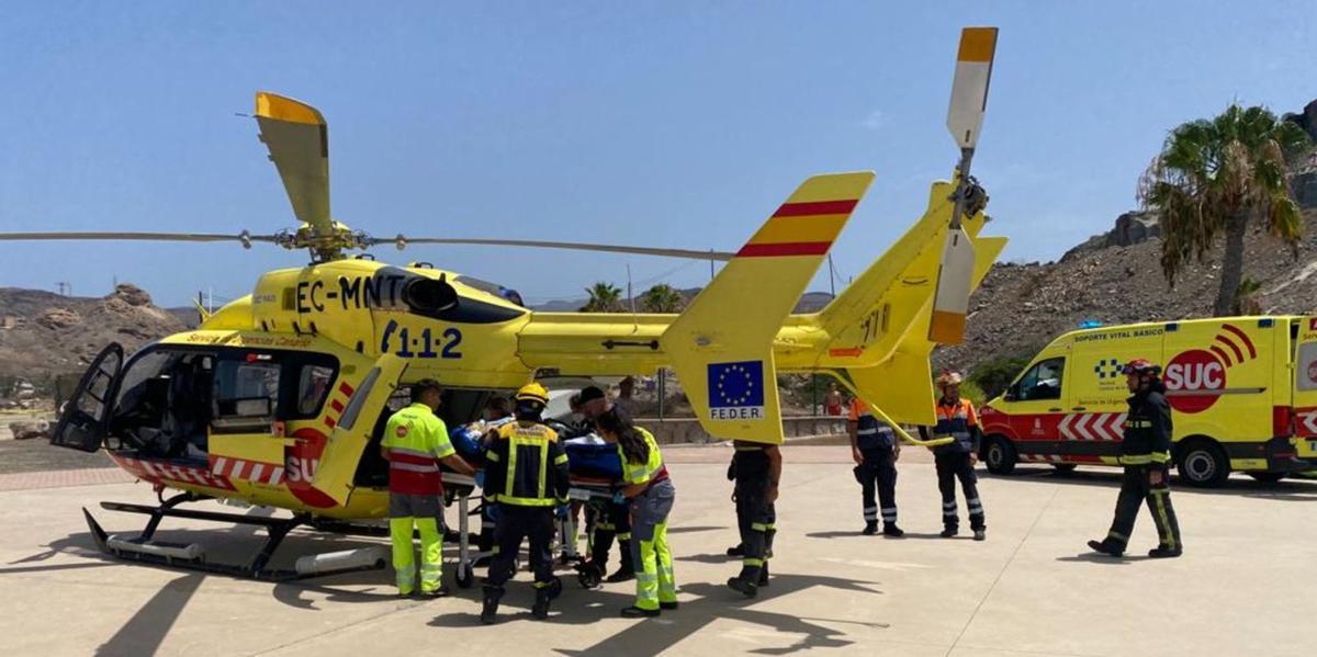 Intervención de personal del helicóptero medicalizado y ambulancia del SUC en accidente de tráfico. | | E.D.