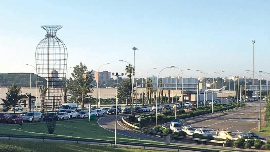 Intenso tráfico en los accesos de Son Sant Joan a primera hora de la mañana.