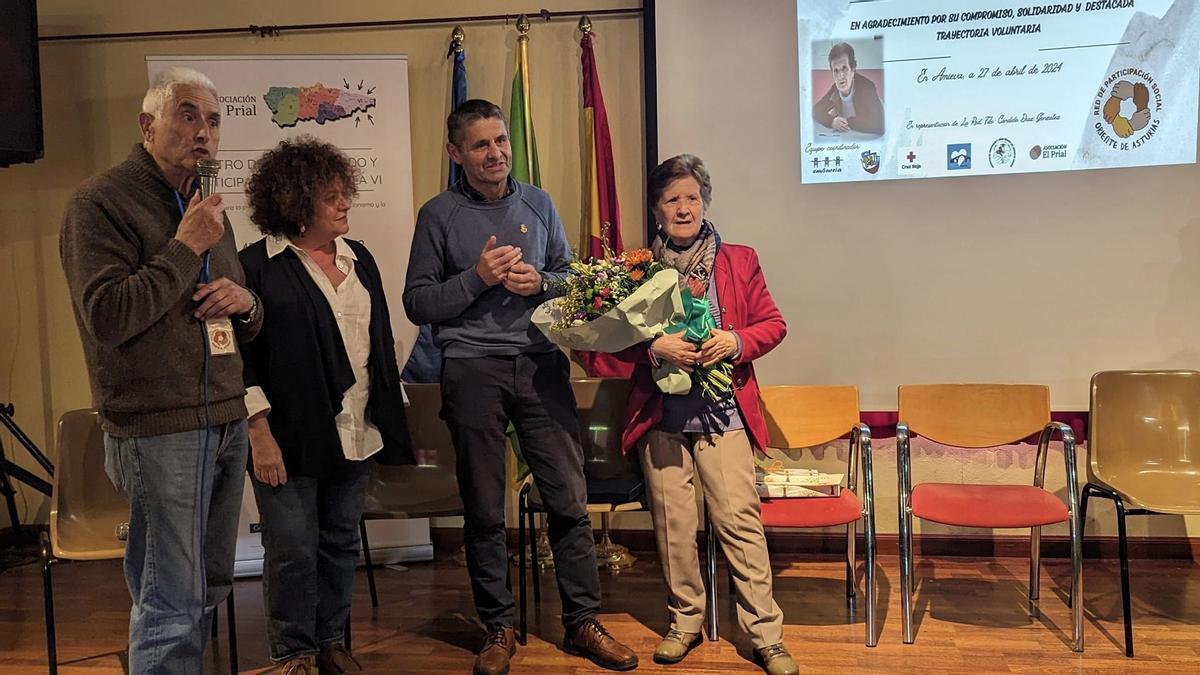 Paloma Aroca Pellico recoge el premio a la primera mención especial a la trayectoria del voluntariado en Amieva