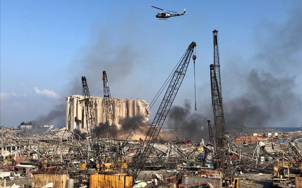 Un helicóptero de la armada libanesa sobrevuela la zona de la explosión, en el puerto.