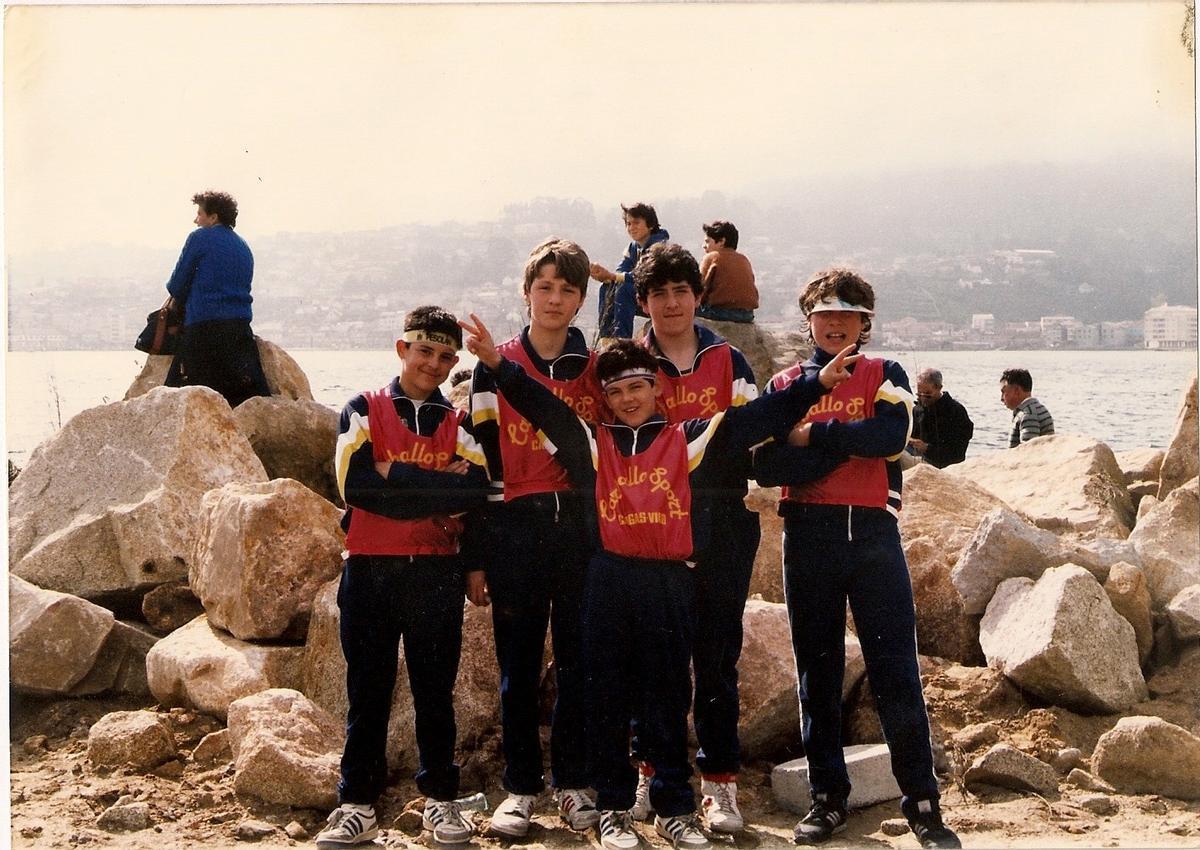 "Piris", cuarto por la izquierda, con el resto de la tripulación del batel del Vila de Cangas campeón de España en 1987.