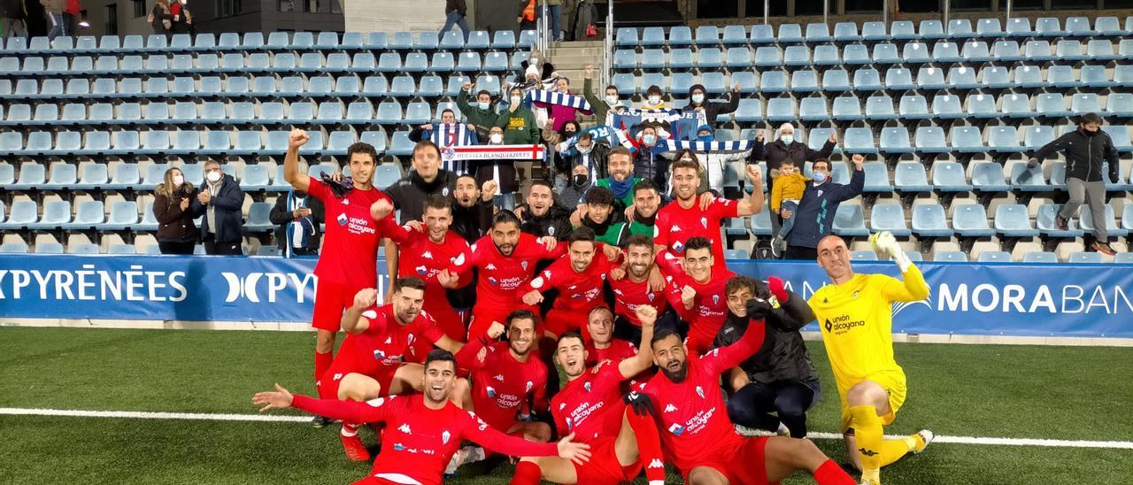 Los jugadores del Alcoyano celebran con sus aficionados el triunfo en Andorra.| CD ALCOYANO