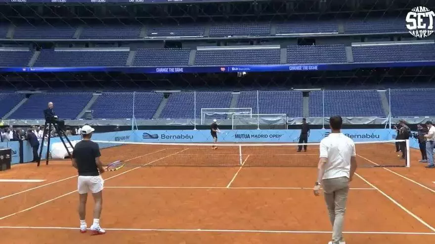 Partido de tenis entre Nadal, Sinner, Bellingham y Courtois... y con Florentino de juez de silla.