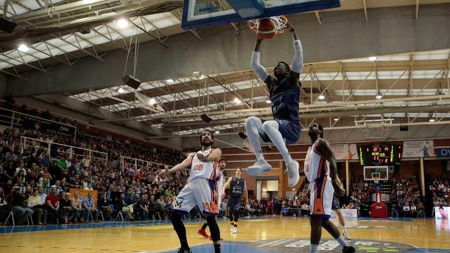 El exjugador del Liberbank Oviedo Baloncesto Romaric Belemene machaca durante el play-off de ascenso a la ACB de la temporada pasada ante el Palencia, en el polideportivo de Pumarín.