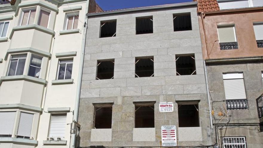 Fachada de un edificio en rehabilitación en Vigo // Marta G. Brea