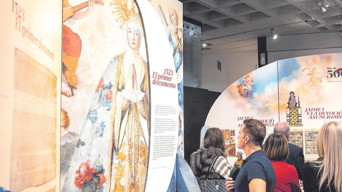 La exposición «Més de 500 - El primer document de la Festa d’Elx» ha sido un homenaje a la referencia escrita más antigua de la Festa que aparece en el testamento de Isabel Caro.