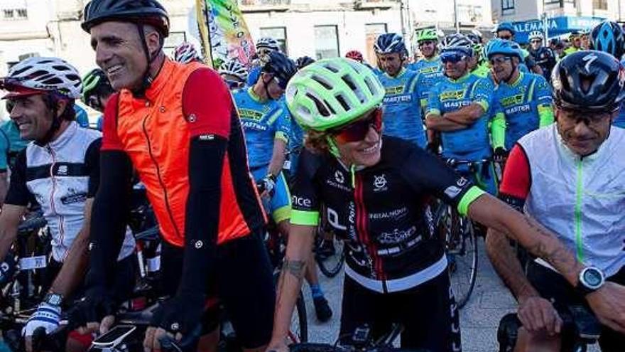 Miguel Indurain y Aída García guían a 400 ciclistas por los cien kilómetros de la Marcha de Gondomar